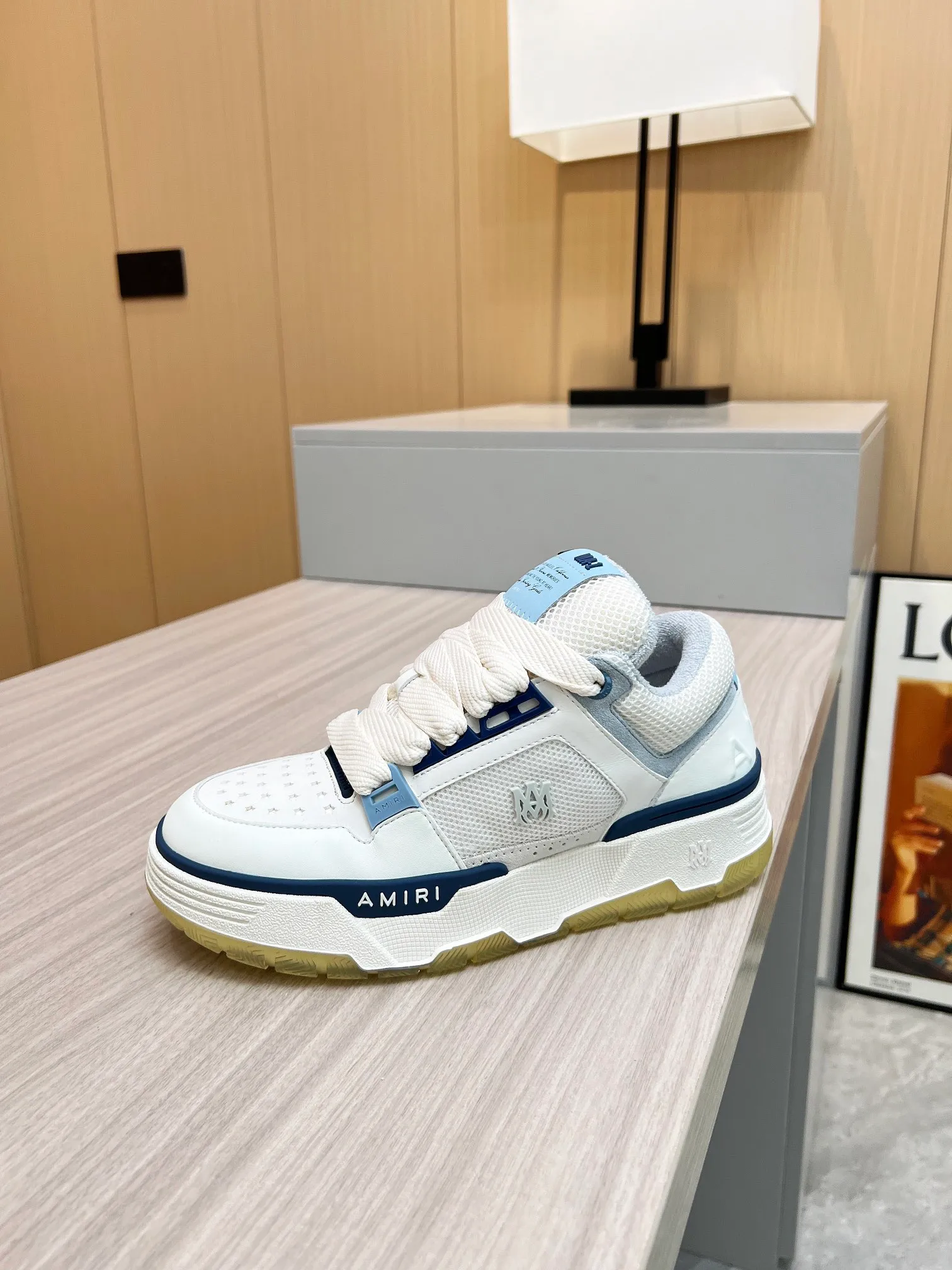 p620💰Men's shoes Amiri Emile's 2023 spring and summer new MA-1 bread shoes, couple models, casual sports shoes, sneakers Amiri gave up the rock punk style in the new season and used a large number of unsaturated colors, Morandi tones, whether you see or wear them, it will make people very happy. The large tongue of the bread shoes continues, shortens the length of the shoe body, thickens the midsole, and the toe part is more rounded. Amiri's brand letters and MA logo appear on the side of the shoe. Fabric: Original customized imported first-layer cowhide + mesh. Lining: Original customized breathable towel lining. Outsole. Foam combination material. Bottom thickness: 4CM. Size: Men's 39-45